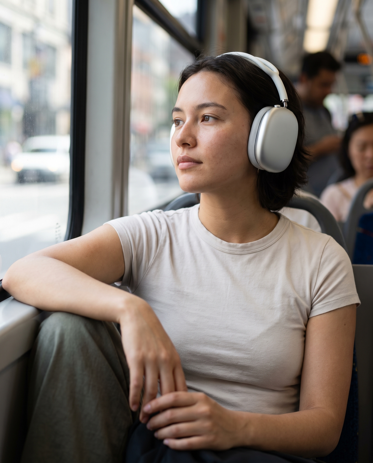 Femme portant le casque sans fil LE BON DEAL dans les transports